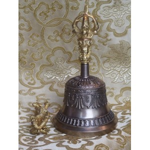 Cloche traditionnelle en m&eacute;tal, et Dordjee